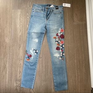 BNWT A&F Embroidered Skinny Jeans